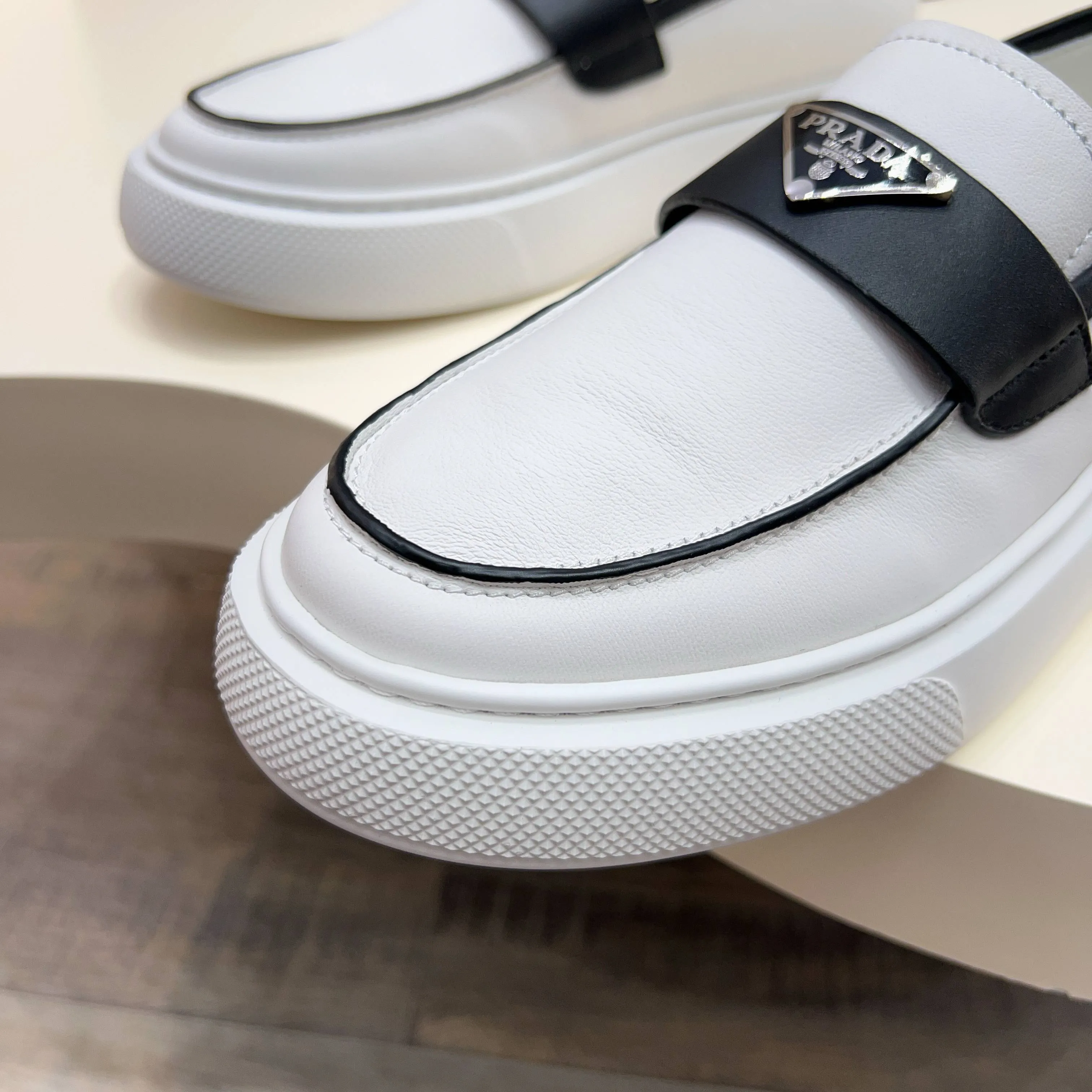 💰740 Thick-soled trendy brand (Prada) mainly promotes popular models, avant-garde and versatile fashionable men's shoes, private version molding, cowhide splicing 1:1 replica... fashionable, simple, elegant, more eye-catching and more classy, ​​it will subvert the old idea, a must-have for fashionistas who want to spend time with you! Must keep it! Tall and comfortable outsole, high-end quality workmanship. @ Code number: 39-44 38 45 can be ordered. Multiple colors are available.